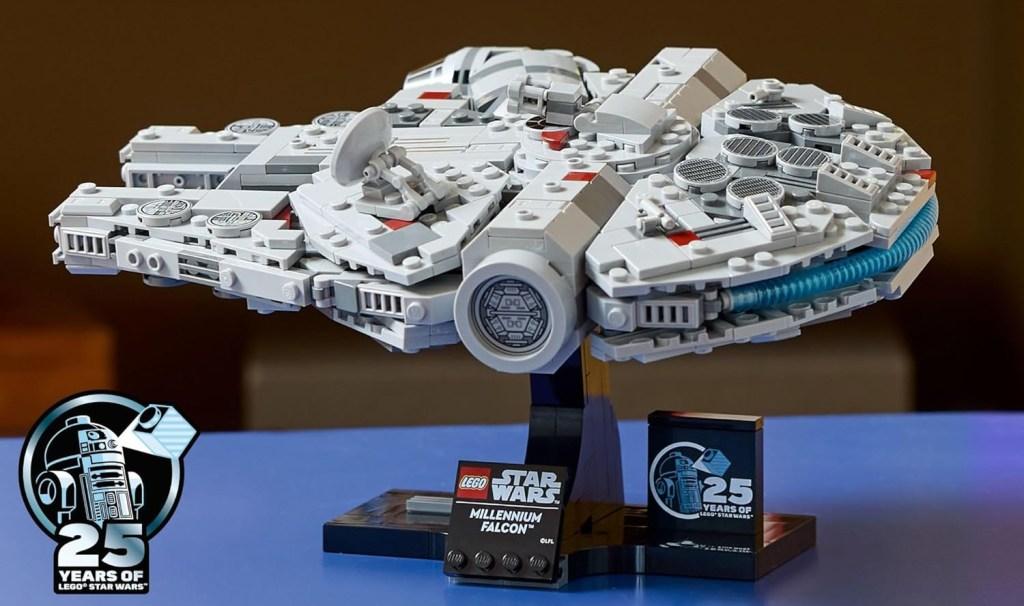 Uma maquete de nave espacial de brinquedo.