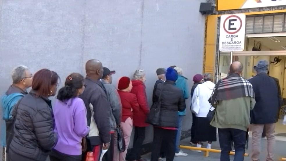 Aposentados compareceram a um agência dos Correios em Itaquaquecetuba