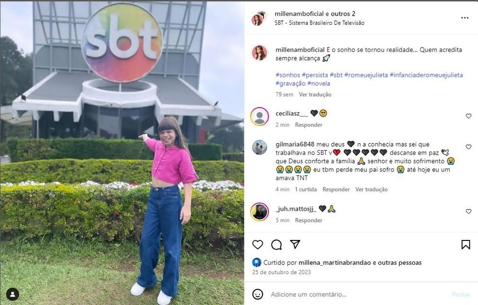 Millena Brandão posa na frente do SBT