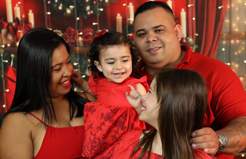 Thays, a filha caçula no colo, Luiz e Millena Brandão