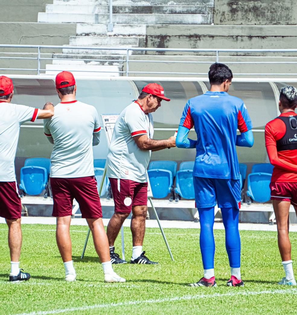Moacir Júnior comanda treino no América-RN