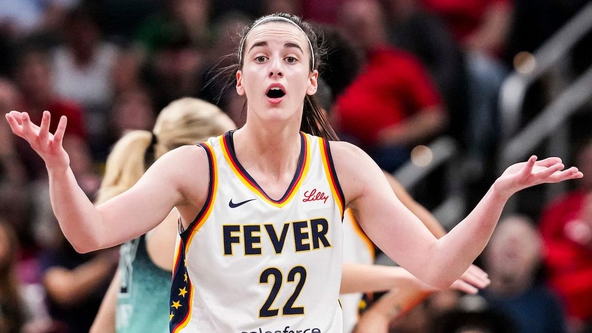 Caitlin Clark reage à arbitragem durante partida contra o New York Liberty