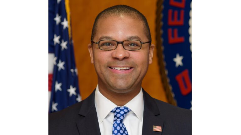 Comissário da FCC Geoffrey Starks Anuncia Sua Saída Após Seis Anos de Serviço