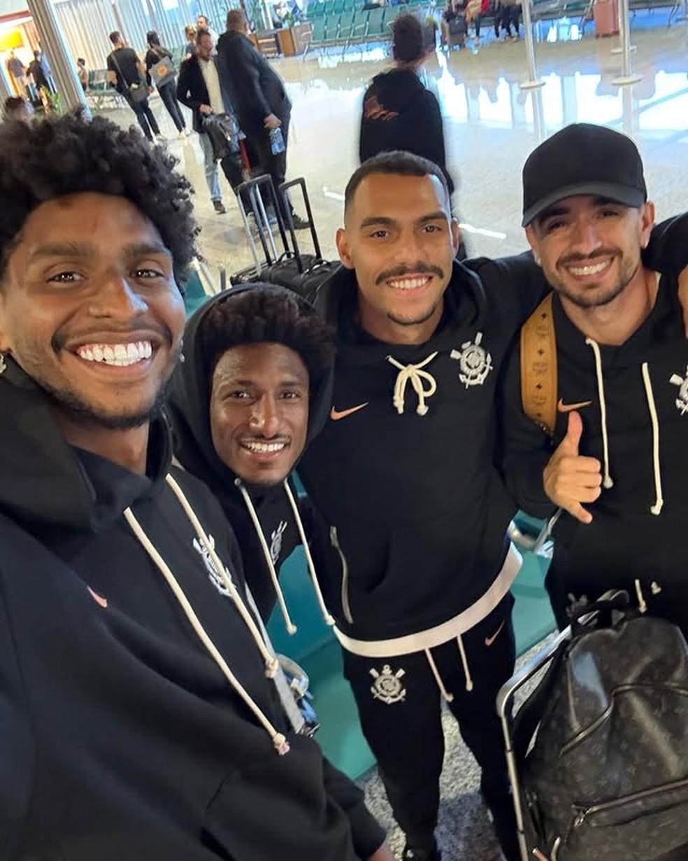 Hugo Souza, Talles Magno, Matheuzinho e Igor Coronado no embarque do Corinthians
