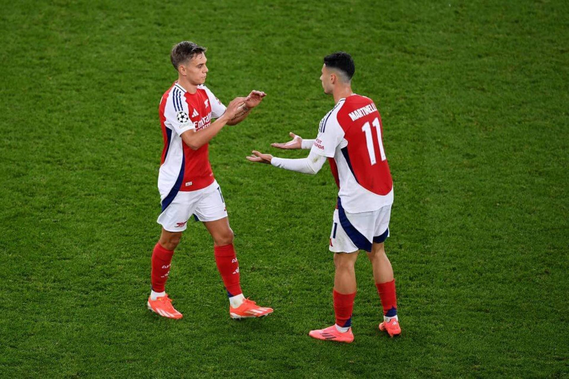 Leandro Trossard interage com Gabriel Martinelli durante uma partida do Arsenal