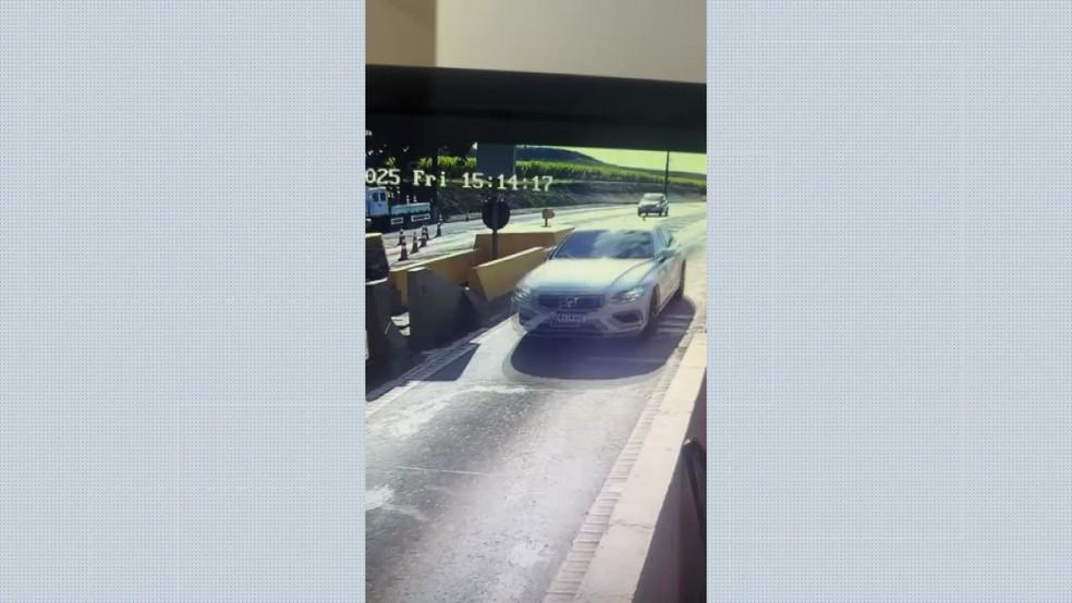 Carro de empresário desaparecido em pedágio de São Simão.