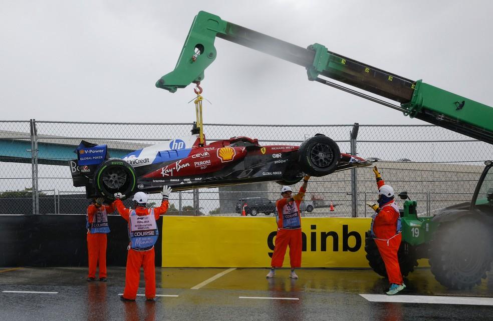 Carro de Leclerc é retirado após batida antes da corrida sprint no GP de Miami