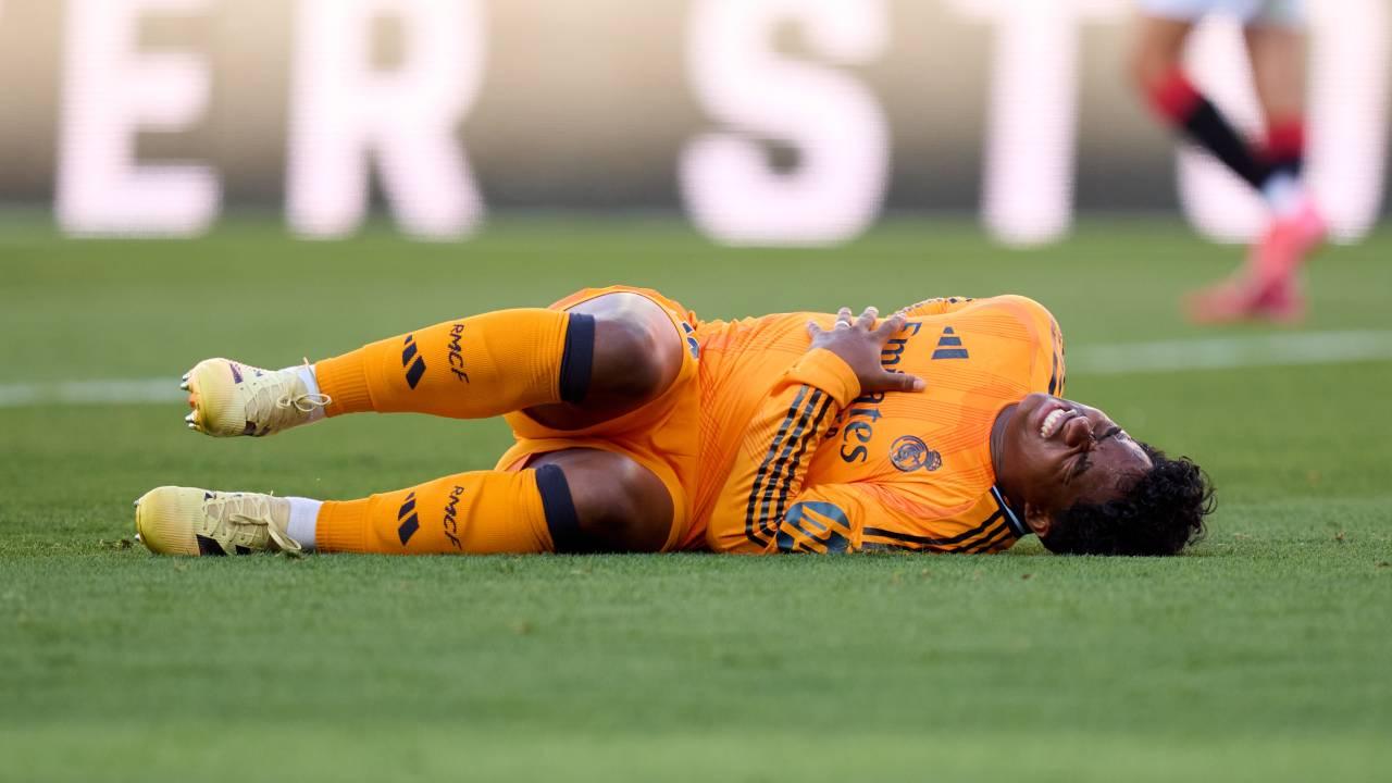 Endrick em campo durante jogo contra o Sevilla