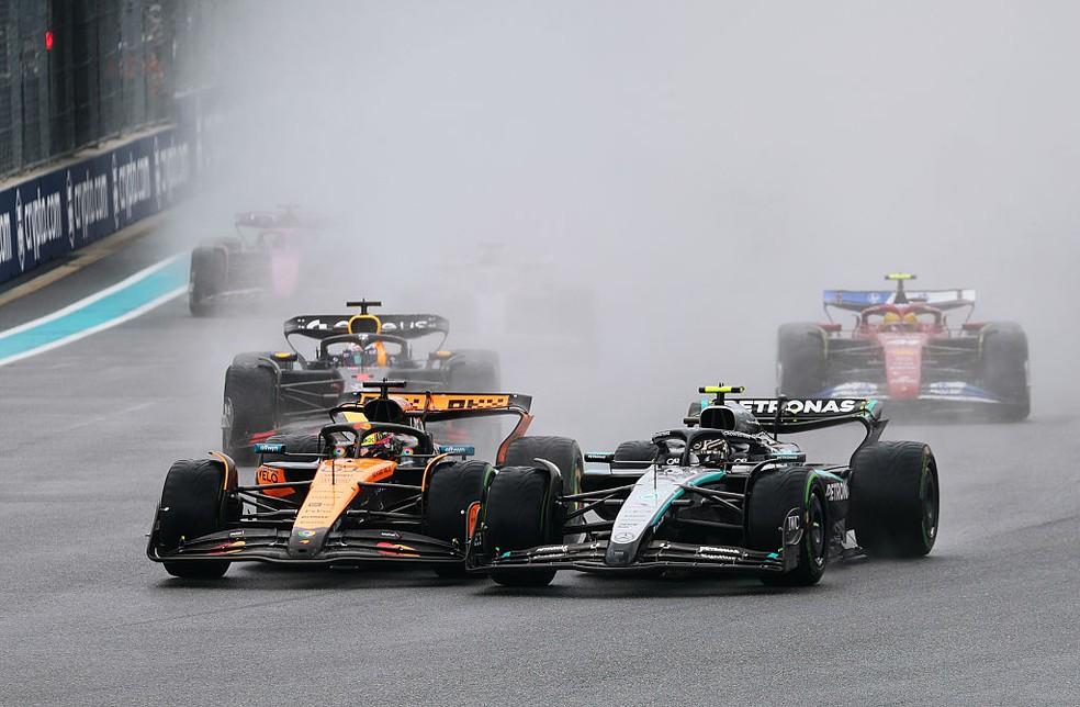 Oscar Piastri e Andrea Kimi Antonelli na largada da corrida sprint do GP de Miami, da F1 2025