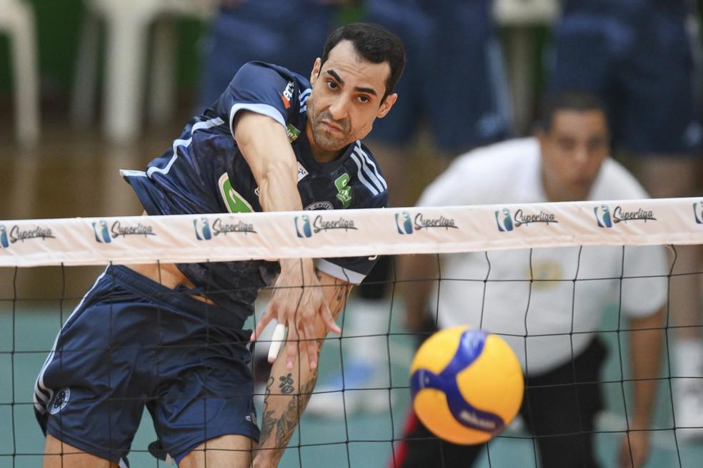 Douglas Souza ataca durante jogo do Cruzeiro na Superliga