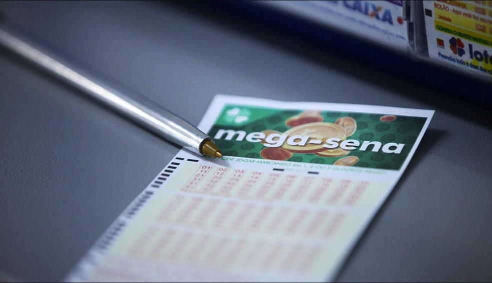 Cartela da Mega-Sena com caneta