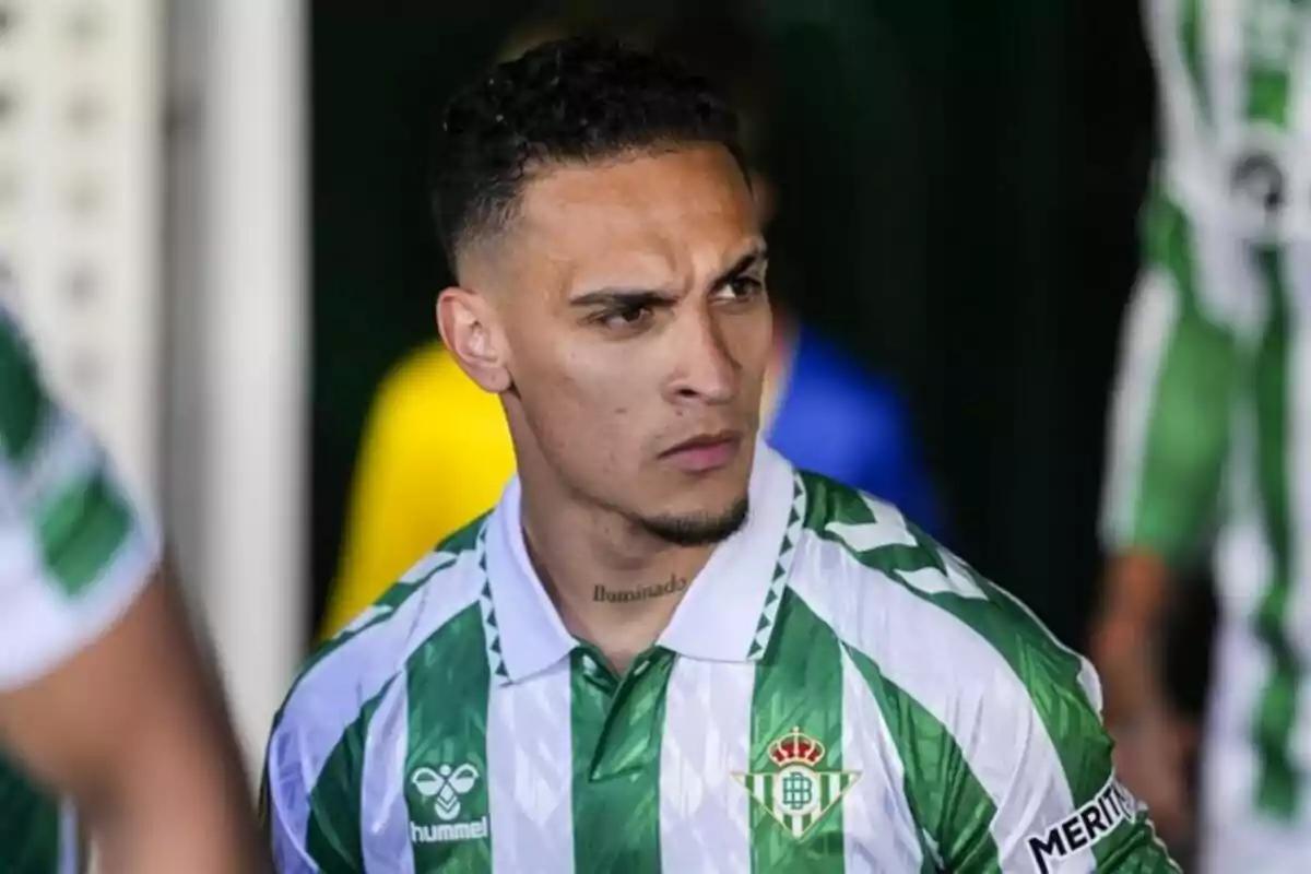 Antony com a camiseta verde e branca do Real Betis