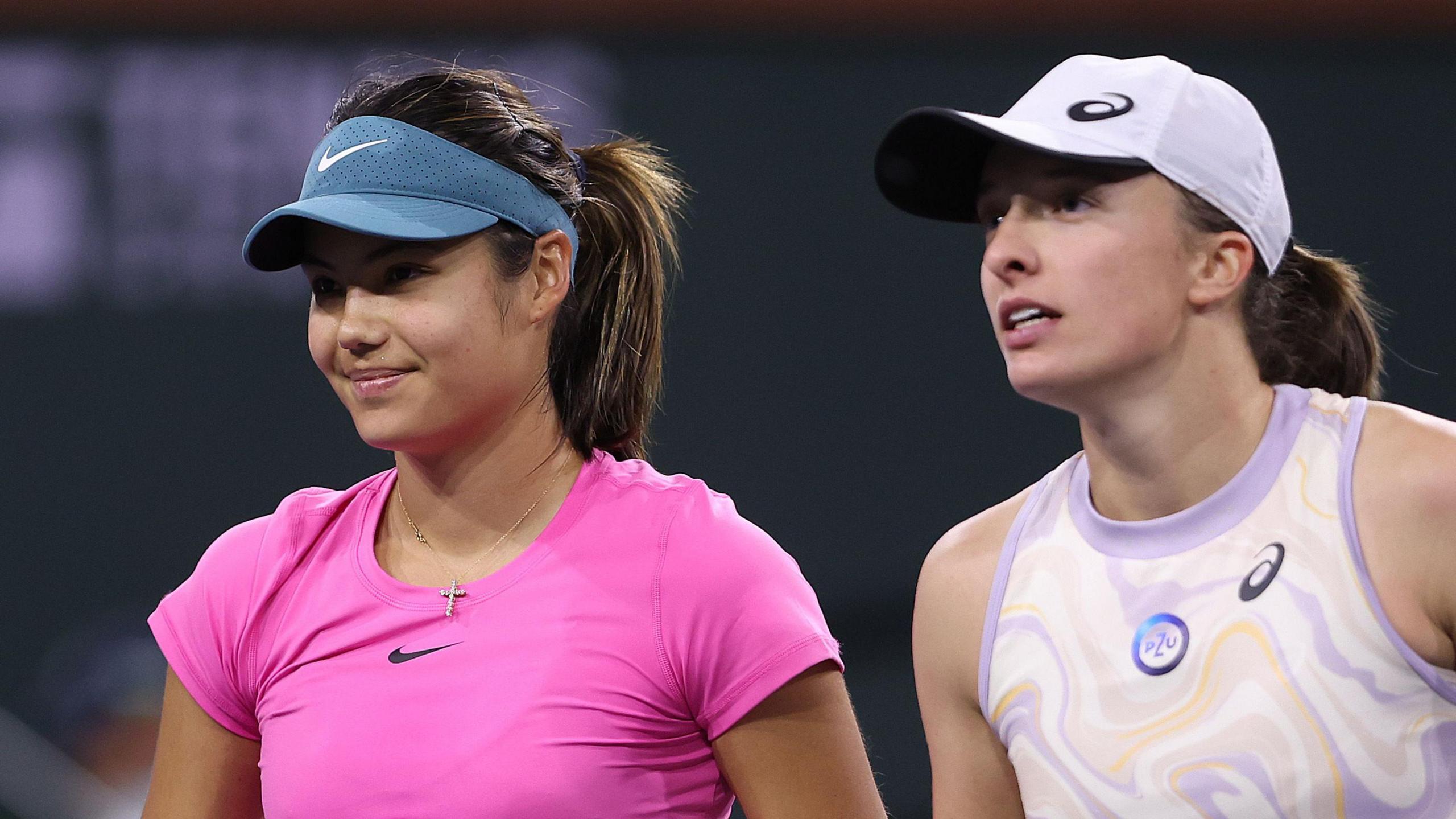 Emma Raducanu e Iga Swiatek após partida em Indian Wells 2023