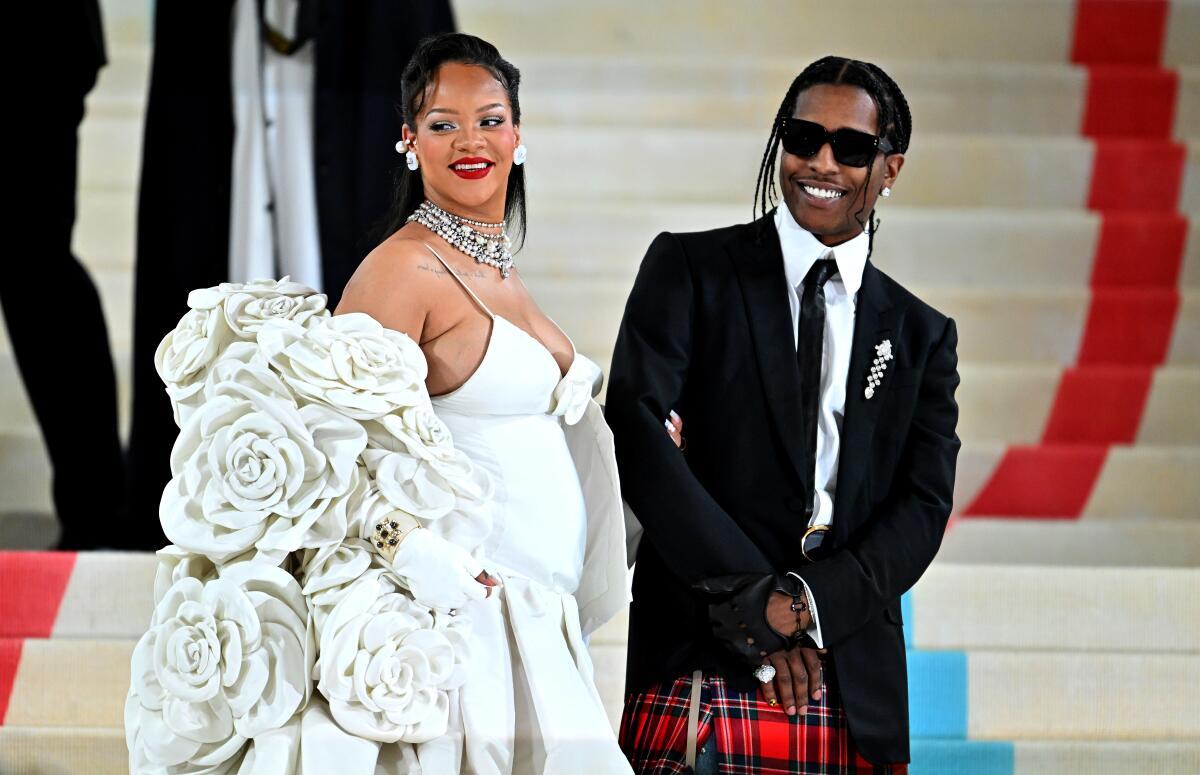Rihanna e A$AP Rocky na escadaria do evento Met Gala 2025