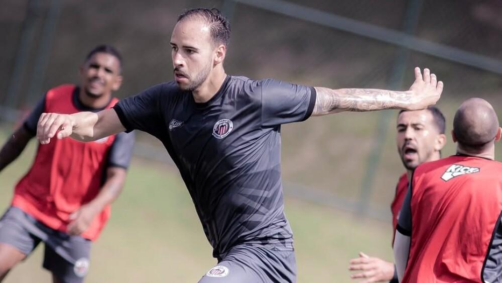 David Lucas, meio-campista do Itabirito, durante treino no Coimbra Sports, em Contagem.