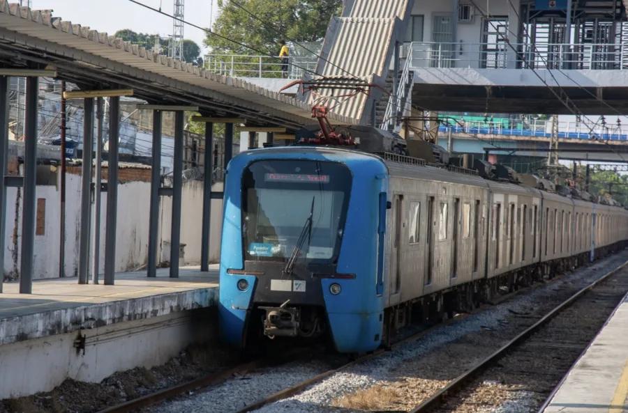 Técnicos trabalhando na falha da rede aérea na estação Piedade