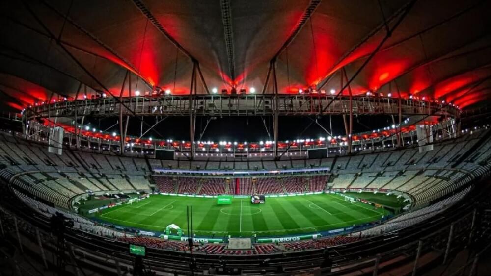 Estádio do Maracanã, no Rio de Janeiro, com iluminação vermelha.