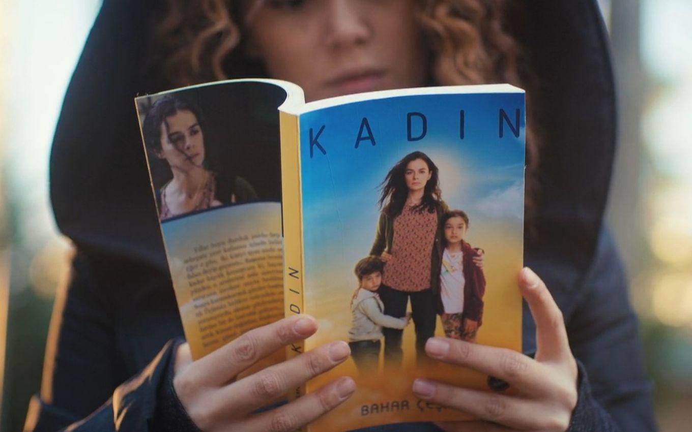 Mulher segurando livro