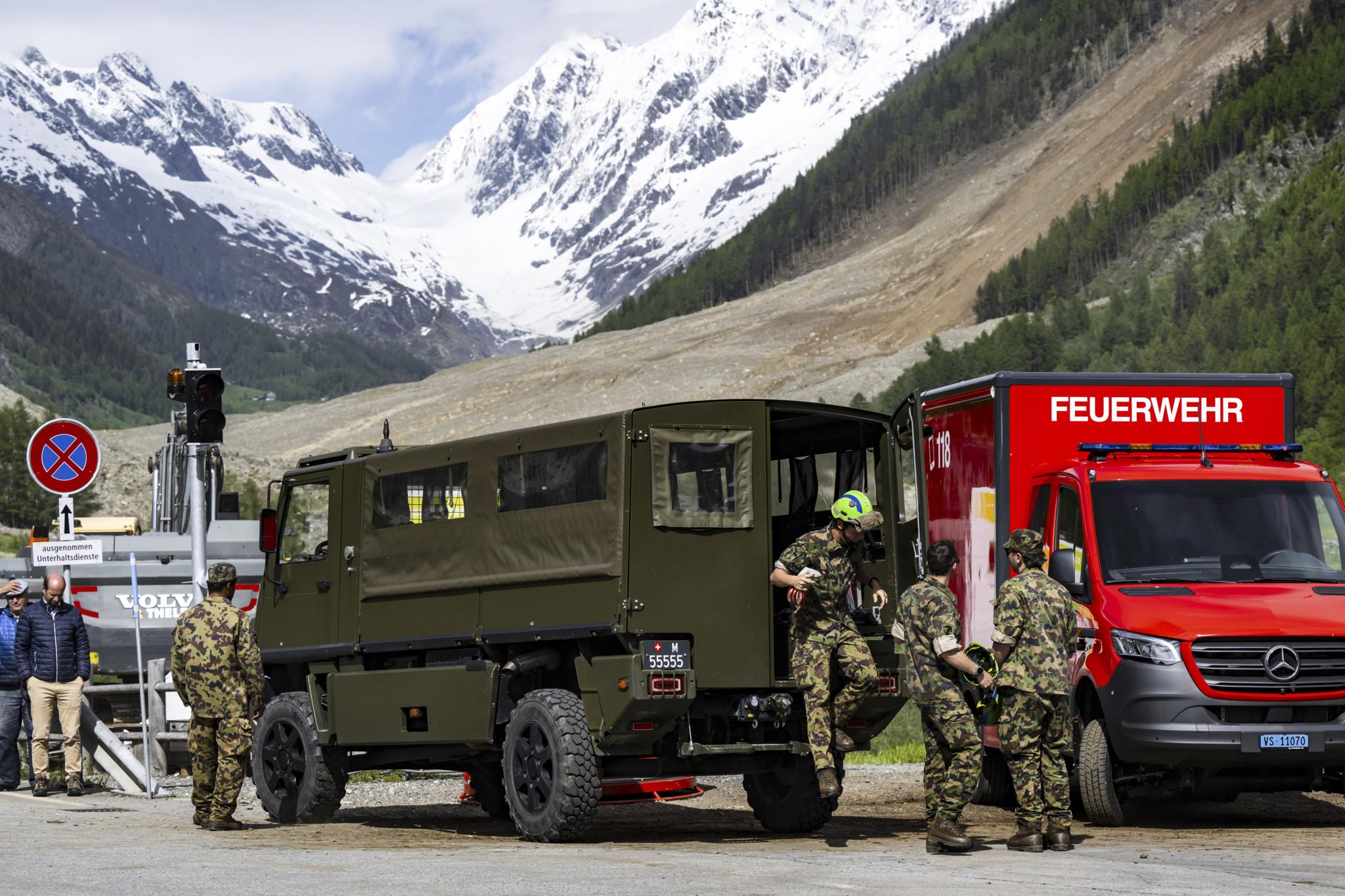 Soldados da Suíça e veículo de bombeiros envolvidos nos resgates após a catástrofe em Blatten.