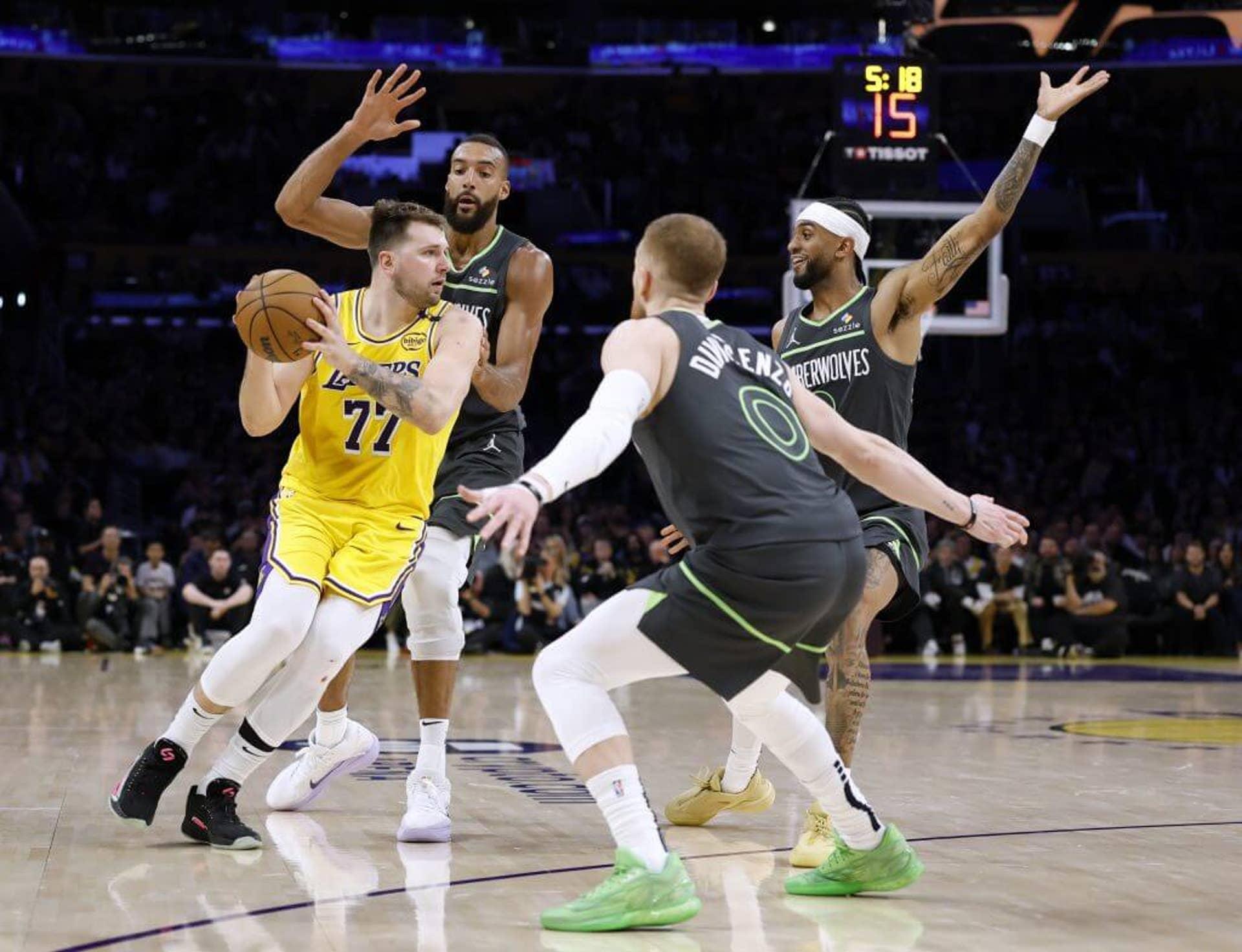 Luka Doncic, Donte DiVincenzo, Nickeil Alexander-Walker e Rudy Gobert durante o jogo