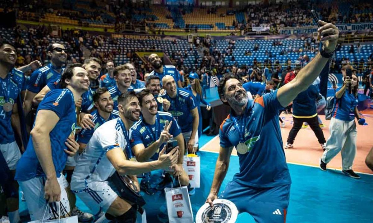 Jogadores e comissão técnica do Cruzeiro comemoram título da Superliga