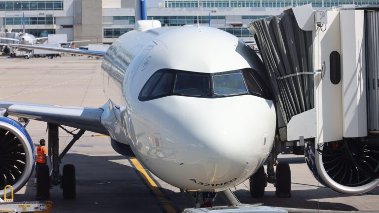 Executivos do Aeroporto Internacional de Denver Viajam a Madrid em Classe Empresarial por Preços Elevados