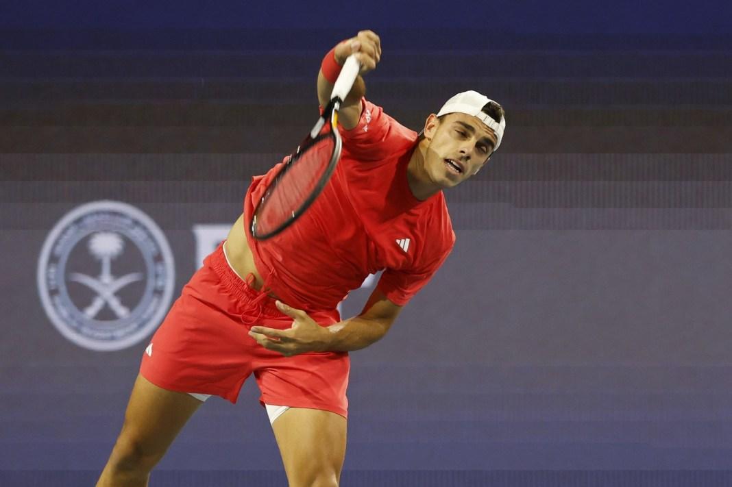 Francisco Cerundolo fazendo um saque no Miami Open de 2025