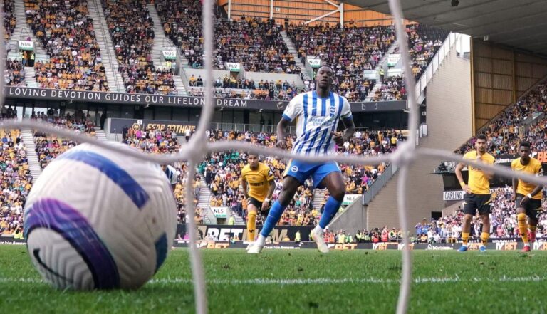 Brighton vence Wolverhampton e mantém esperança de vaga na Europa