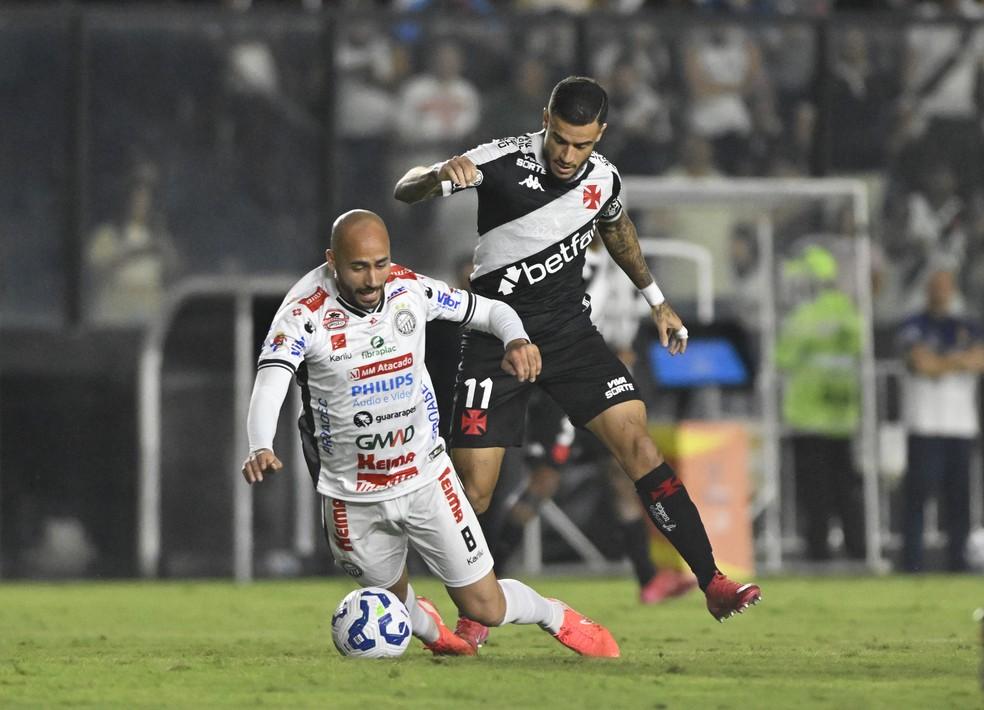 Coutinho em partida do Vasco contra o Operário pela Copa do Brasil
