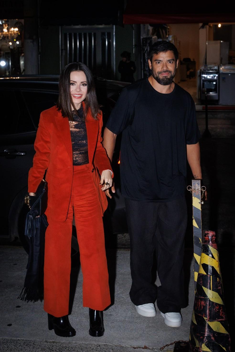 Sandy vai ao teatro com o namorado, Pedro Andrade