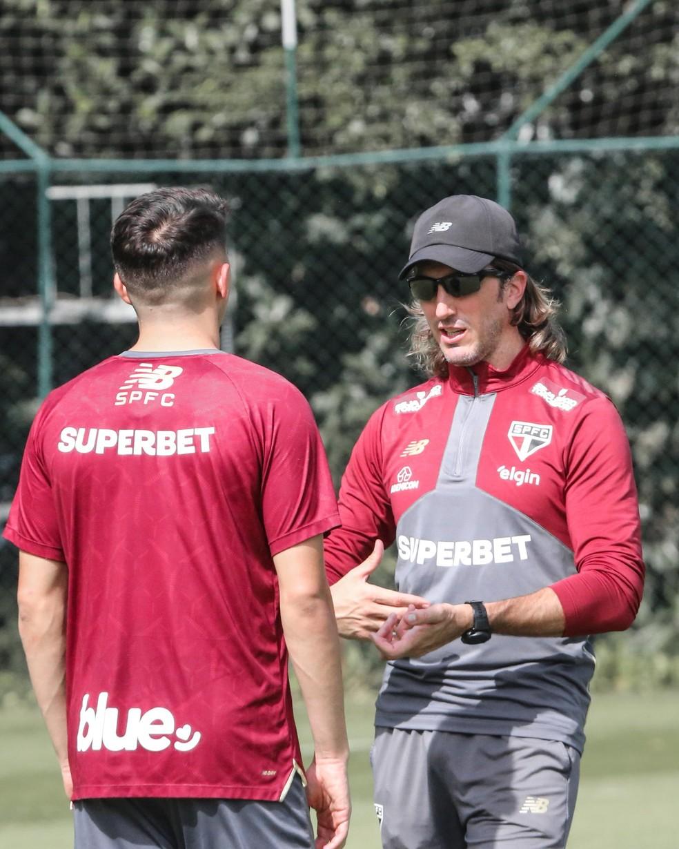 Zubeldía com Pablo Maia em treino do São Paulo