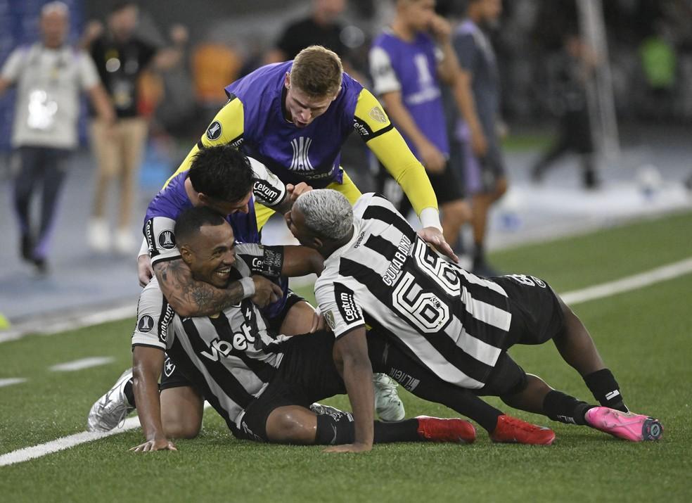 Jogadores do Botafogo comemoram vitória sobre a Universidad de Chile na Libertadores