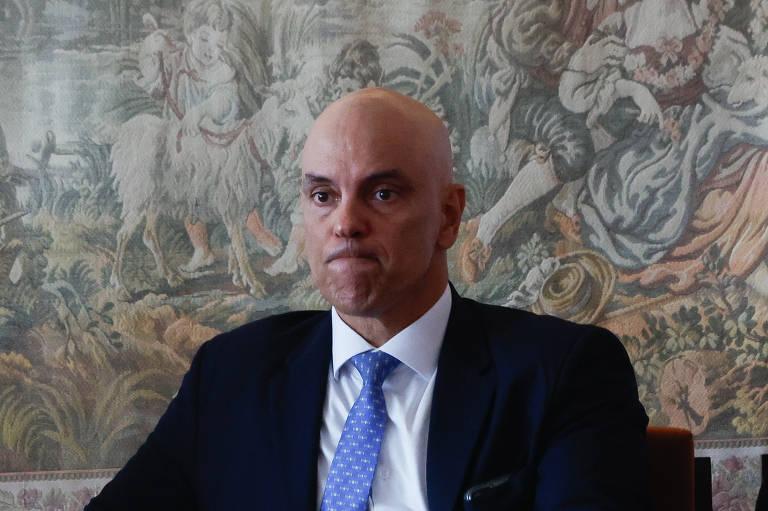 Alexandre de Moraes em um ambiente formal, sentado e sério