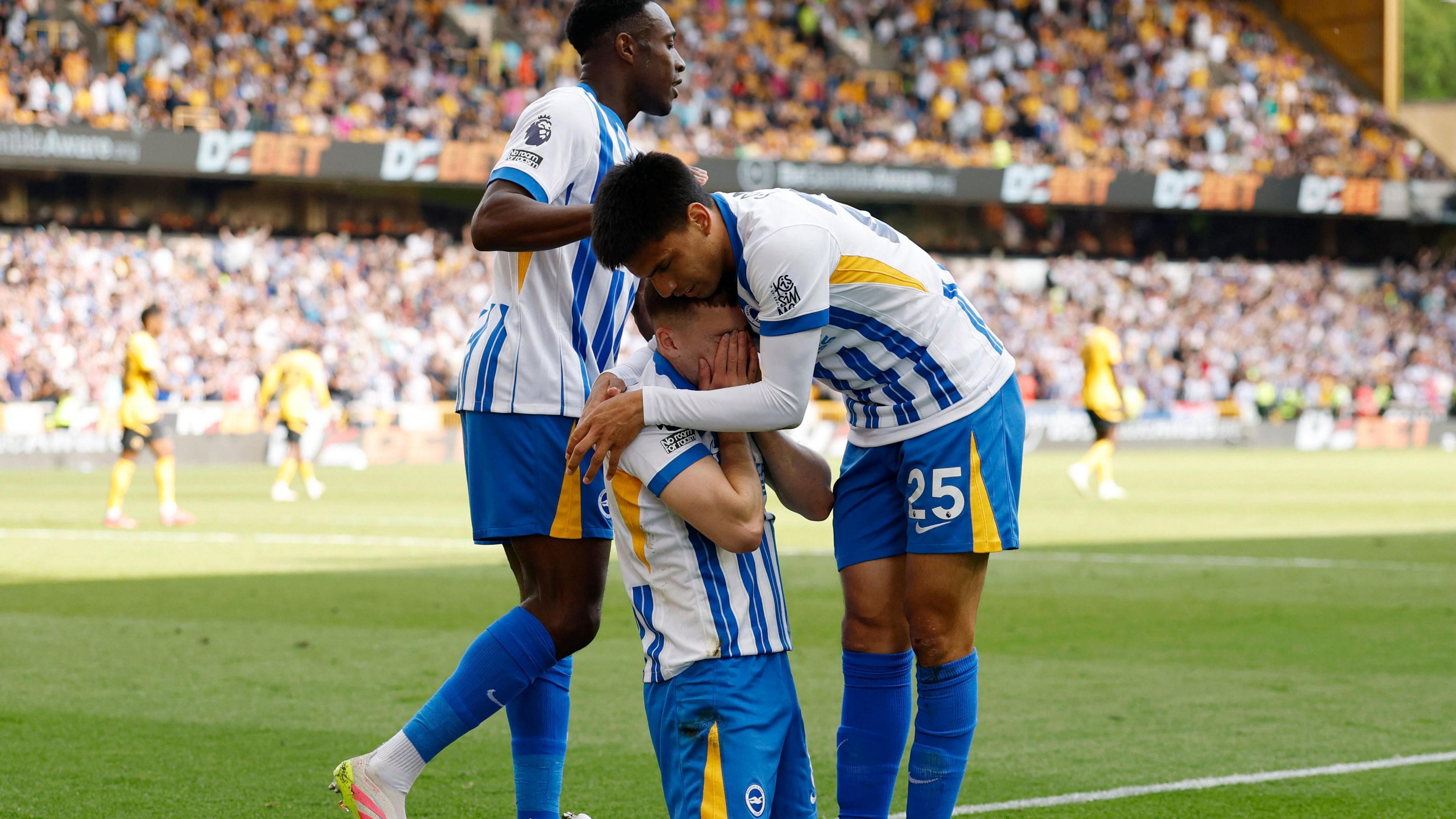 Brajan Gruda celebra seu gol