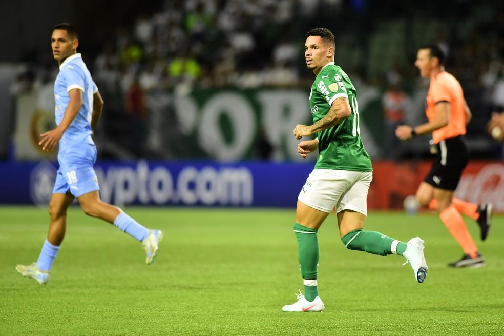 Paulinho comemora primeiro gol com a camisa do Palmeiras em jogo contra o Sporting Cristal