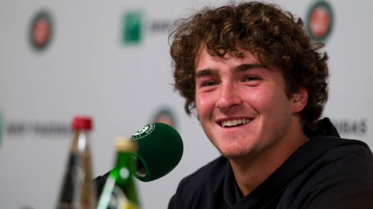 João Fonseca estreia em Roland Garros e busca vitória milionária