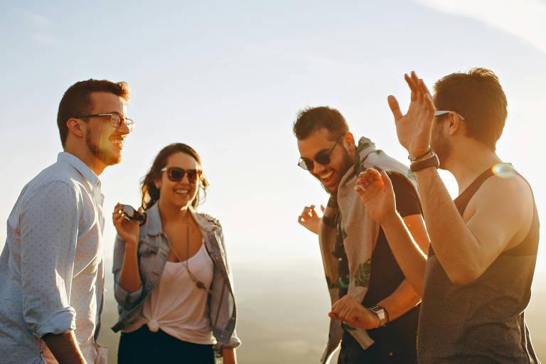 Um grupo de amigos se divertindo ao ar livre, em um ambiente ensolarado.
