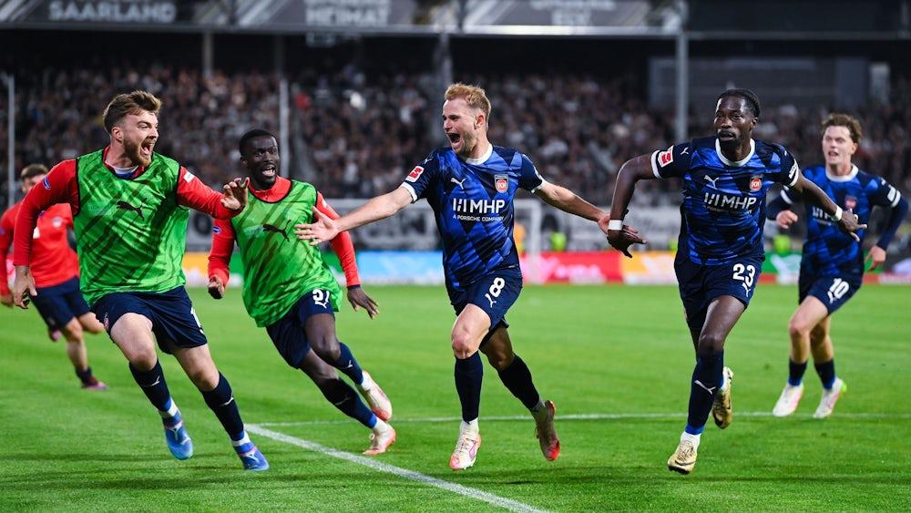 Leonardo Scienza do 1. FC Heidenheim celebra seu gol