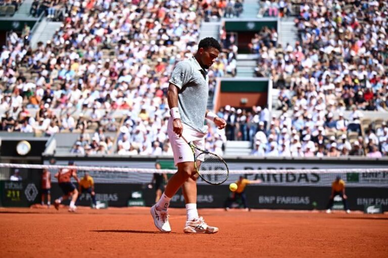 Arthur Fils desiste de Roland-Garros 2025 devido a lesão