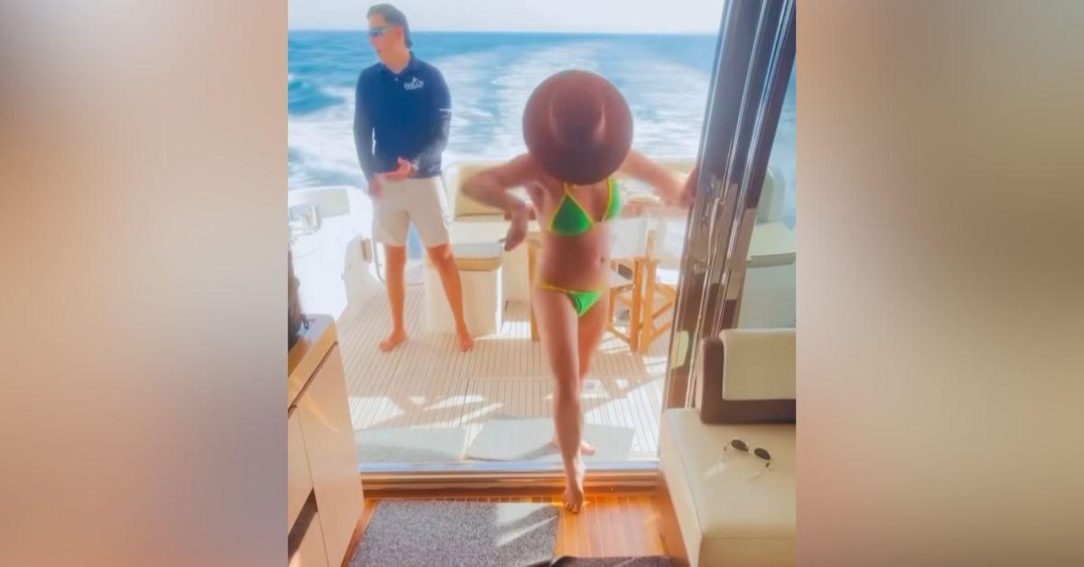 Britney Spears dançando em um barco