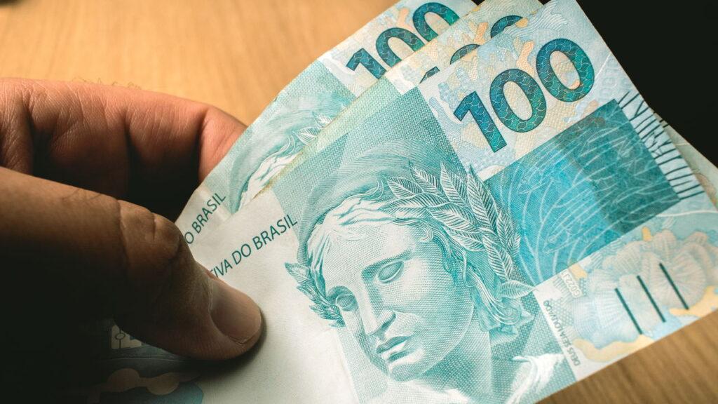 Benefício de R$ 2.260 já está disponível na Caixa Econômica para brasileiros.