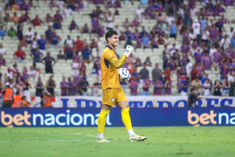 Fabian Volpi comemora cobrança de pênalti defendida em Retrô x Fortaleza