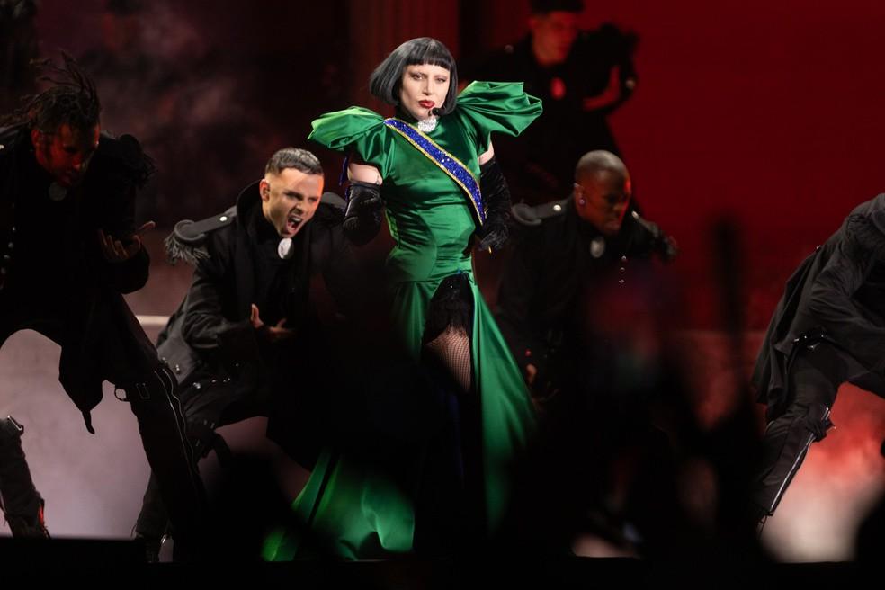 Lady Gaga com vestido nas cores do Brasil