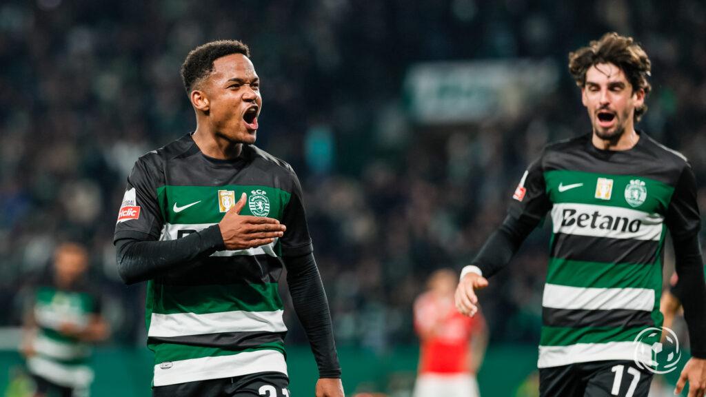 Geny Catamo marcando um gol no dérbi entre Sporting e Benfica