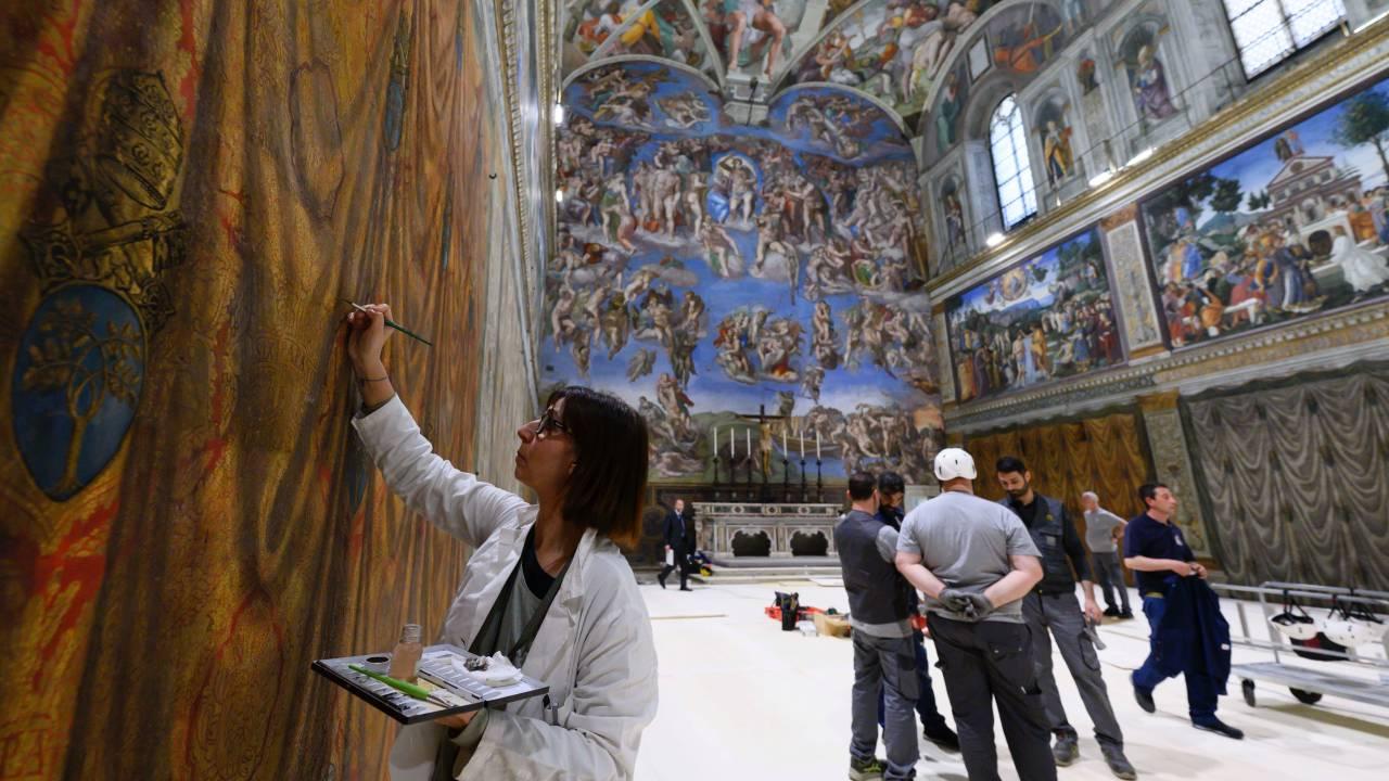 Estrutura para o conclave é montada no Vaticano.