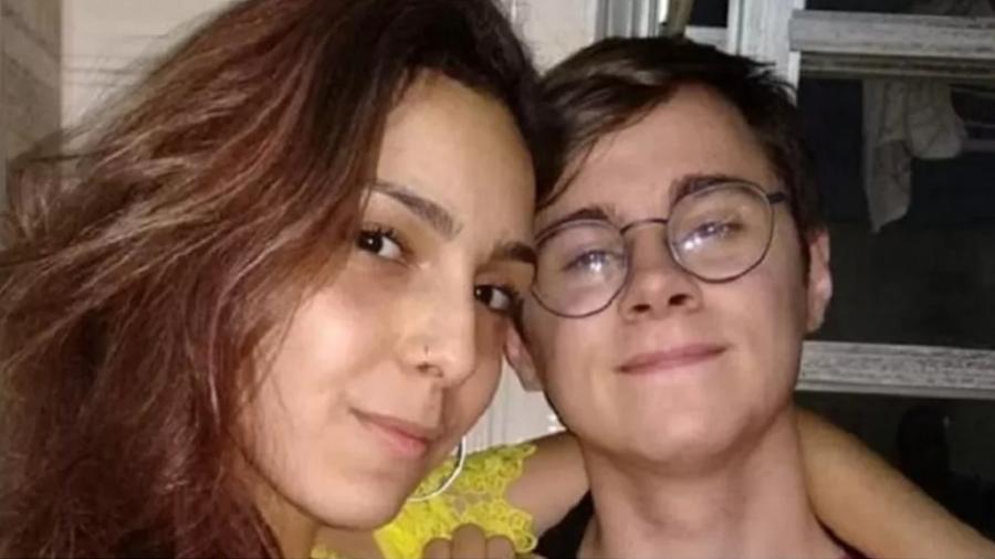 Isabela Tibcherani e o então namorado, o ator Rafael Miguel, em 2019.