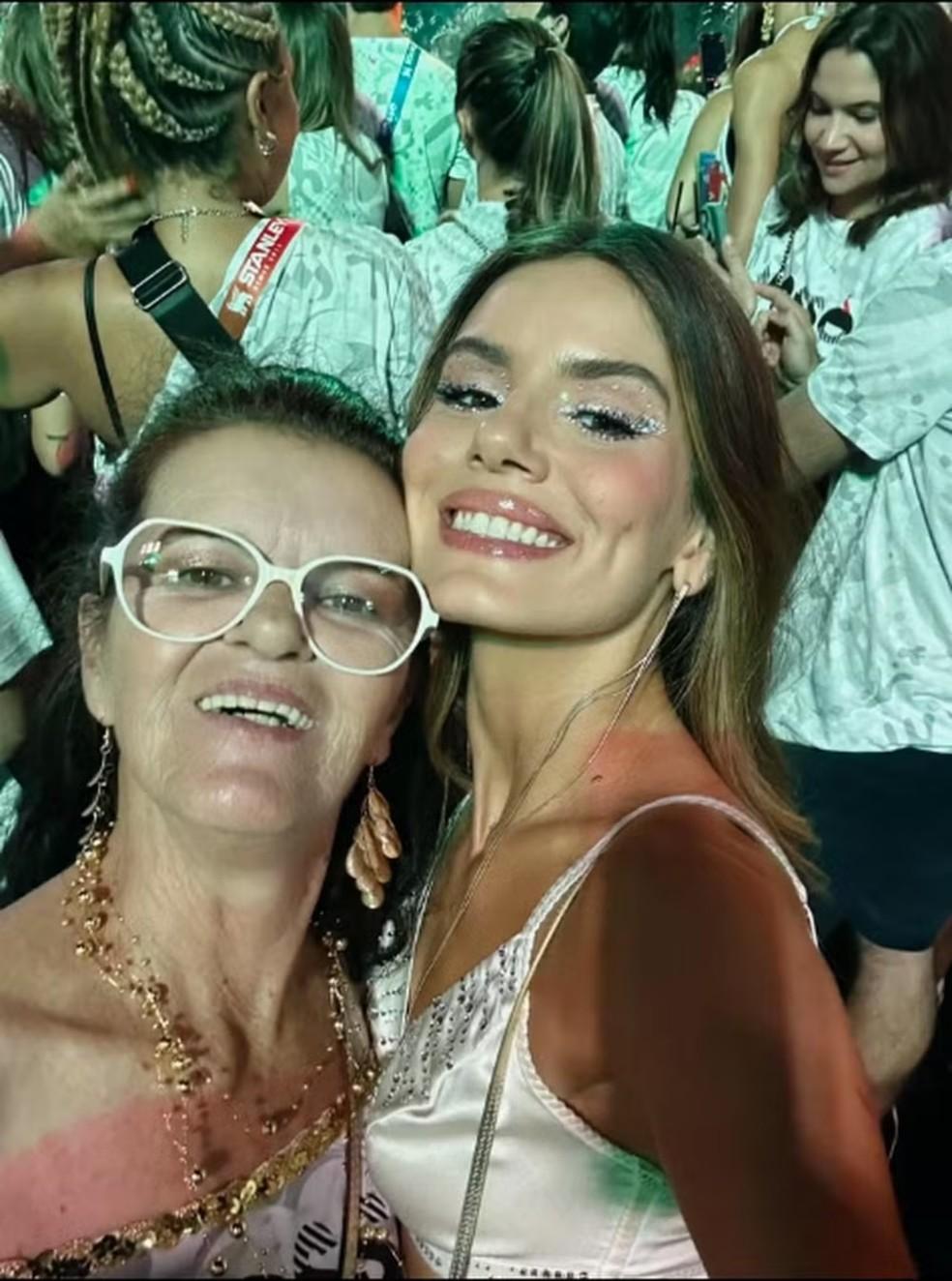 Camila Queiroz com a mãe, Eliane Tavares
