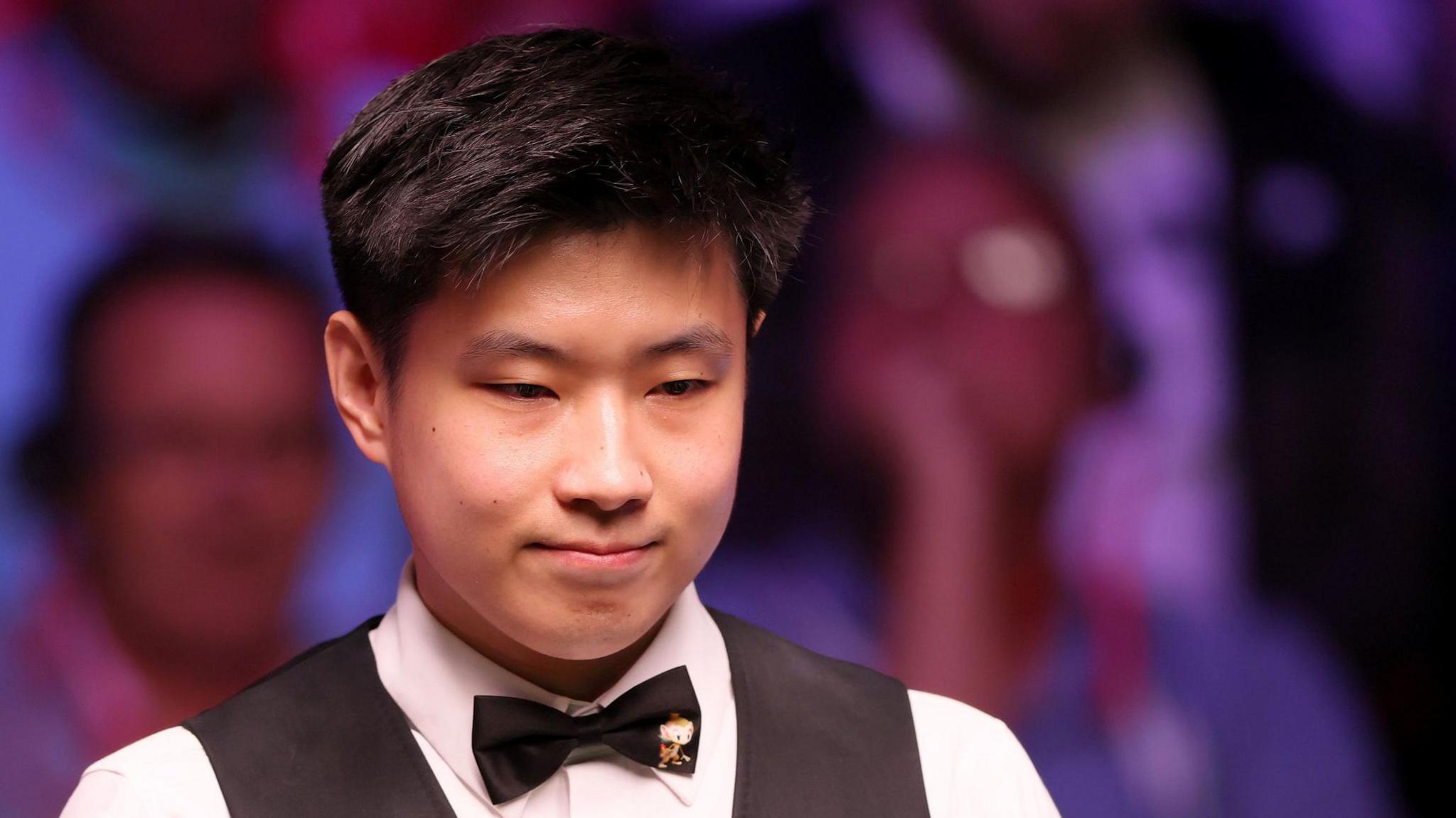 Zhao Xintong se preparando para um tiro