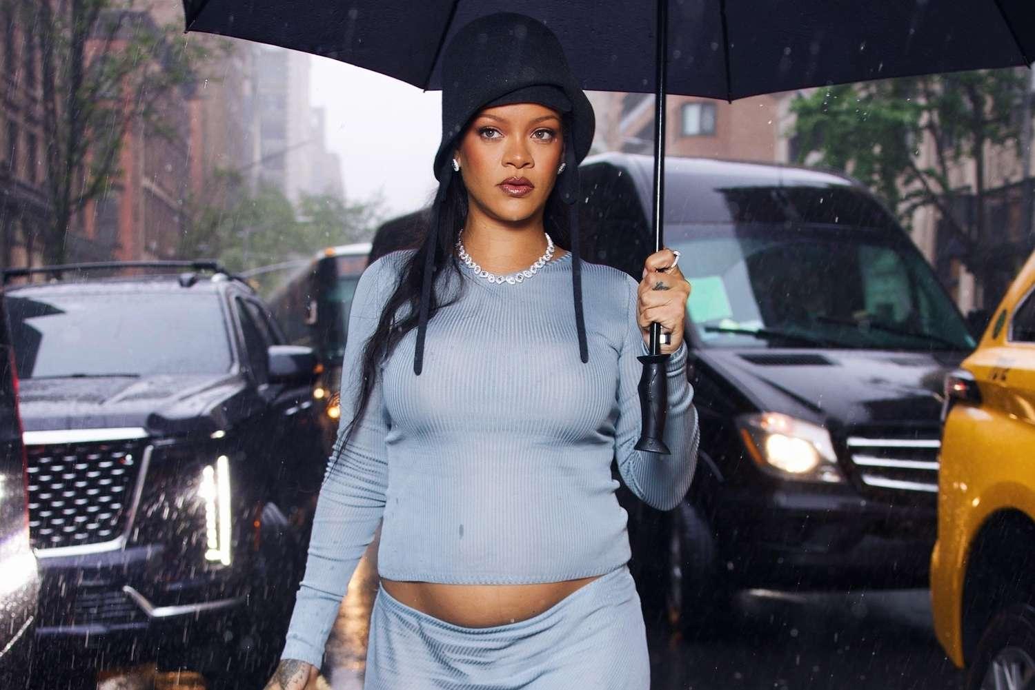 Rihanna exibe sua barriguinha de grávida na chuva antes do Met Gala
