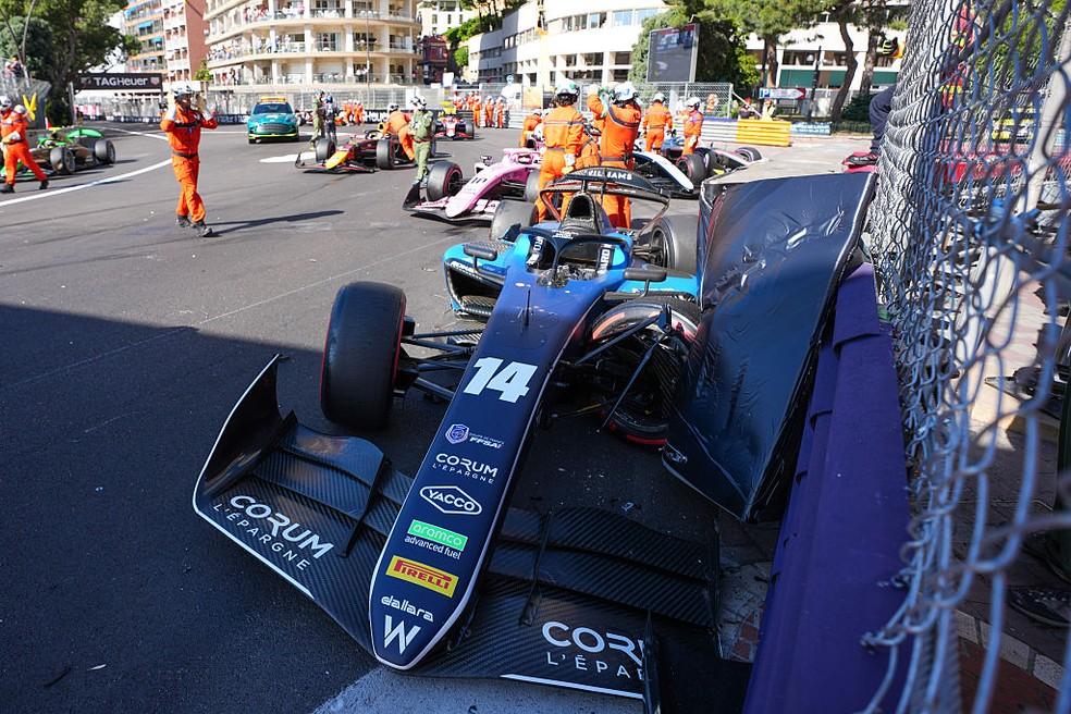 Victor Martins, da Fórmula 2, bate na largada em Mônaco